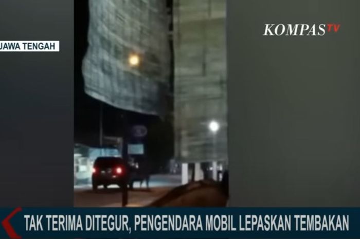 Tidak terima ditegur warga karena melaju ugal-ugalan, pengemudi mobil hitam di Grobogan melepaskan tembakan sampai bikin masyarakat panik.