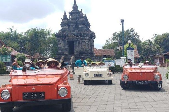Wisatawan saat menaiki mobil VW sembari menikmati Candi Pawon di Kabupaten Magelang, Jawa Tengah, Selasa (20/09/2022) 