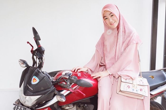 Larissa Chou berpose bareng New Honda MegaPro