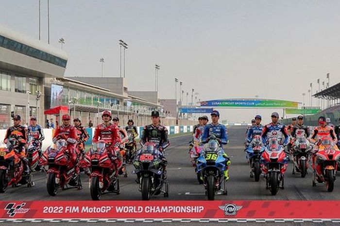 Pembalap MotoGP berfoto di Sirkuit Losail, Qatar 
