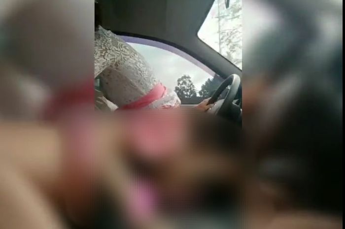 Cuplikan video sejoli berpakaian adat bali lakukan tindakan asusila di dalam mobil