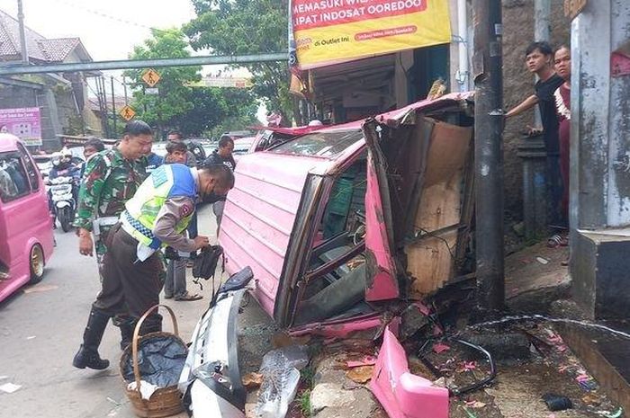 Kondisi angkot yang dihantam Mitsubishi Xpander di Kota Sukabumi, pada Kamis (22/09/2022).