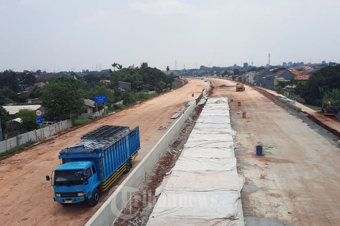 Suasana lokasi proyek jalan tol Cijago Seksi 3, Senin (19/09/2022).