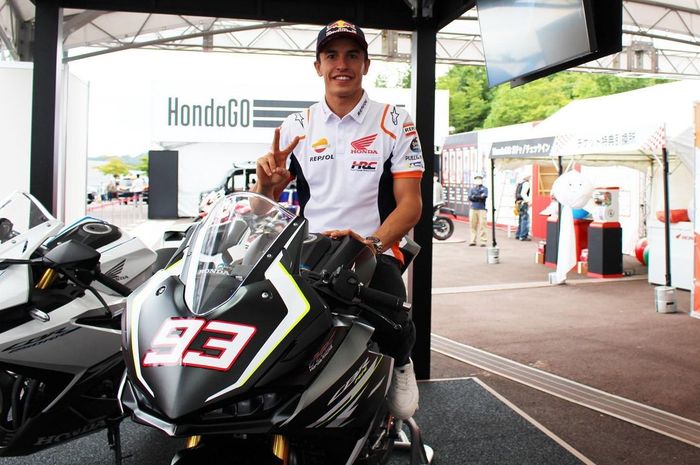 Marc Marquez bergaya di atas New Honda CBR250RR di sirkuit Motegi, Jepang. Motor yang baru diluncurkan di Indonesia (19/9) lalu. 
