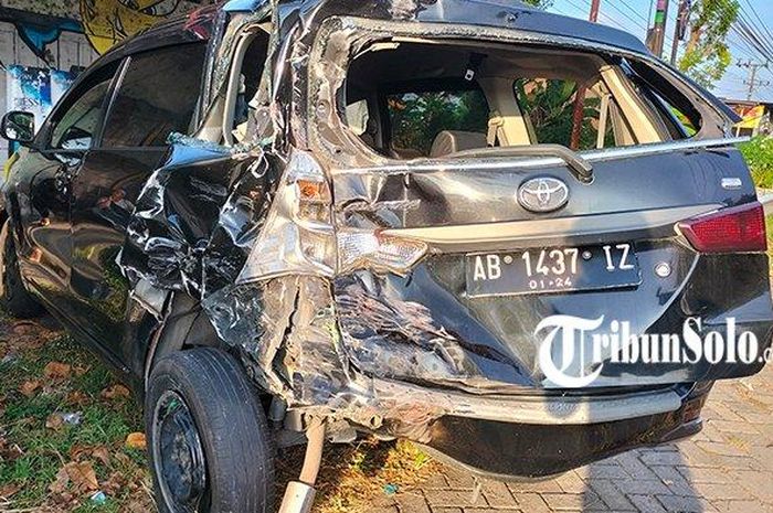 Kondisi Toyota Avanza usai dilibas truk boks dari belakang di pertigaan Bangak, Boyolali, Jawa Tengah