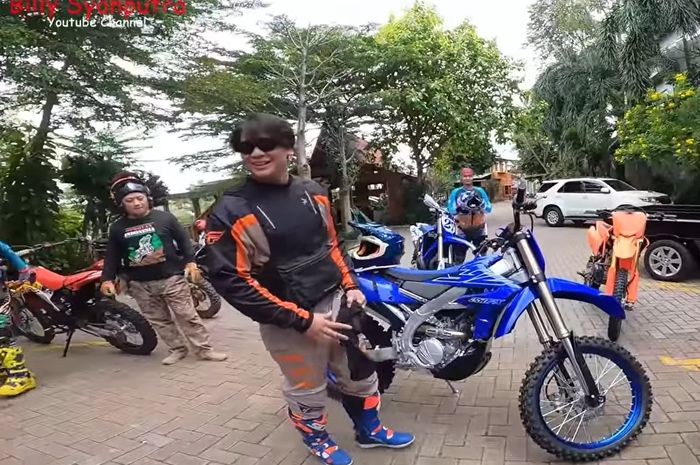 Sosok Billy Syahputra sebelum terseret kasus dugaan penghinaan, pernah pamer Yamaha YZ250FX.