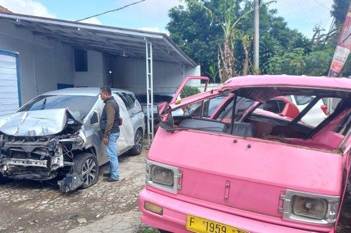 Kondisi akhir Mitsubishi Xpander dan angkot yang terlibat tusuk samping di kawasan Cibeureum, Sukabumi, Jawa Barat