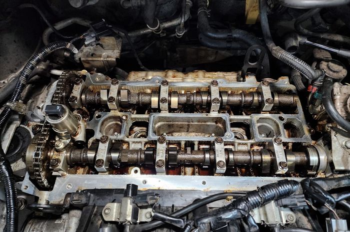 Awas di dalam mesin mobil ada lumpur tandanya bisa dilihat dari sini. ILUSTRASI. Bagian cylinder head Mazda Biante setelah dibersihkan dari sludge.