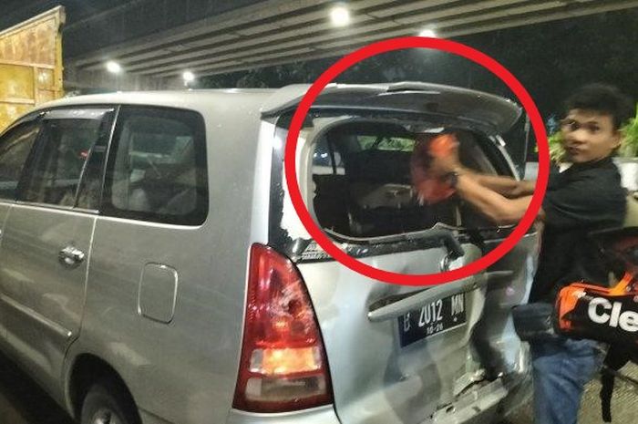 Kondisi Toyota Kijang Innova ditabrak truk di perlintasan Ancol, Pademangan, Jakarta Utara, Kamis (22/09/2022) 