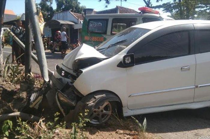 Toyota Agya tabrak tiang listrik usai menusuk ibu-ibu pengendara Honda Vario 150 dari belakang hingga tewas di jalan raya Warugunung, Pacet, Mojokerto, Jawa Timur