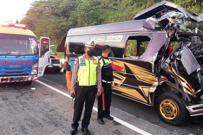 Kecelakaan maut Isuzu Elf vs truk Fuso terjadi di ruas tol Bawen-Ungaran, Sabtu (24/09/2022).