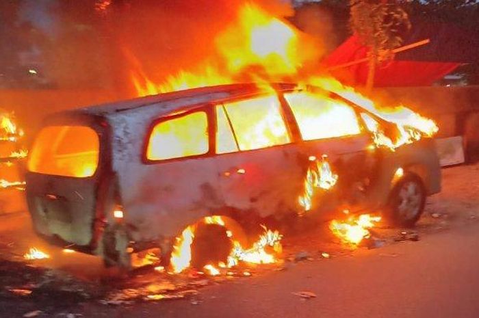 Kijang Innova terbakar sampai jadi bangkai