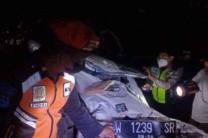 Kondisi Daihatsu Sigra yang mengalami kecelakan dengan kereta api 