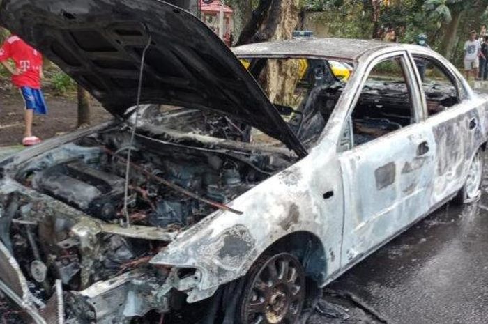 Mazda 323 yang terbakar di pinggir Jalan Simpang Ijen, Kelurahan Oro-Oro Dowo, Kecamatan Klojen Kota Malang atau tepatnya di depan Kantor Bakorwil Malang. 