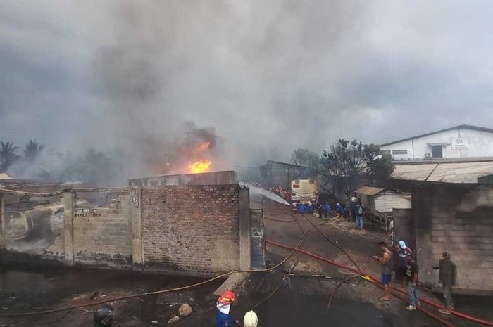 Gudang BBM ilegal terbakar di Palembang, fakta di baliknya mengejutkan