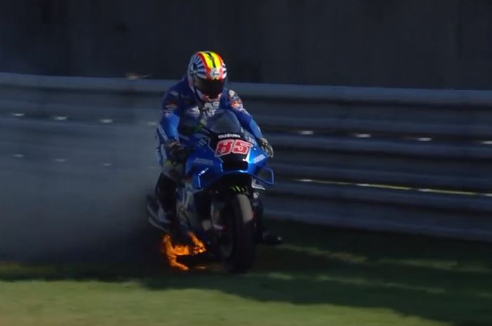 Kebakaran motor Suzuki yang dikendarai Takuya Tsuda di MotoGP Jepang 2022