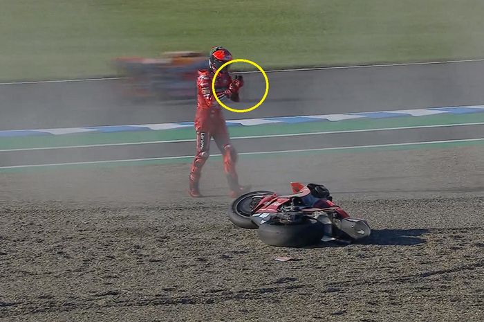 Pecco Bagnaia tepuk tangan usai crash di lap terakhir MotoGP Jepang 2022