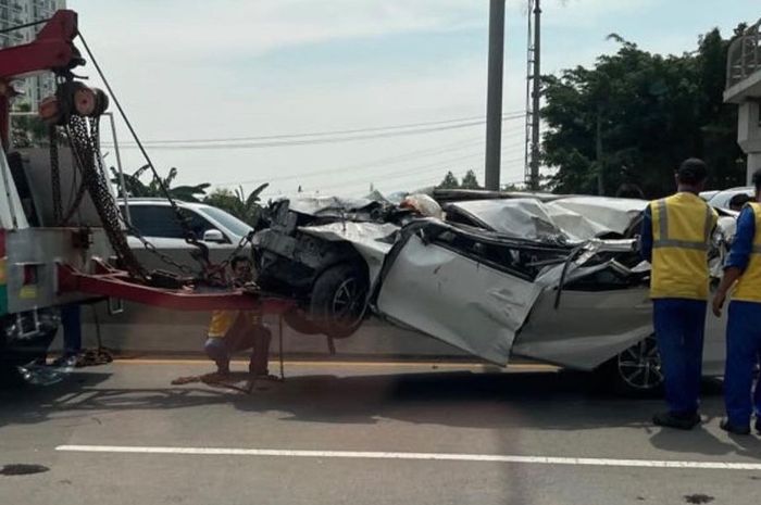 Kondisi Toyota Calya yang alami kecelakaan di tol JORR KM5 +800, Senin (26/09/2022).