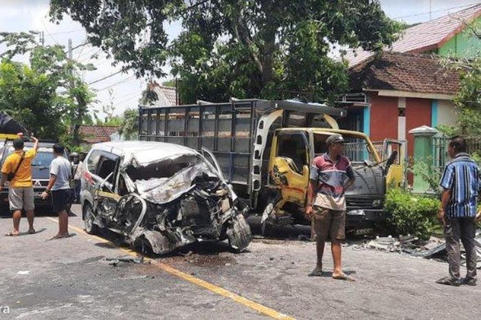 Toyota Avanza ambyar usuh truk, 3 tewas