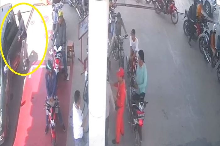 Dalam lingkaran kuning, pelaku menggasak uang tunai Rp 541,9 juta dari kabin Toyota Kijang Innova saat isi bensin pakai jeriken di SPBU Lubuk Batang, Ogan Komering Ulu, Sumatera Selatan