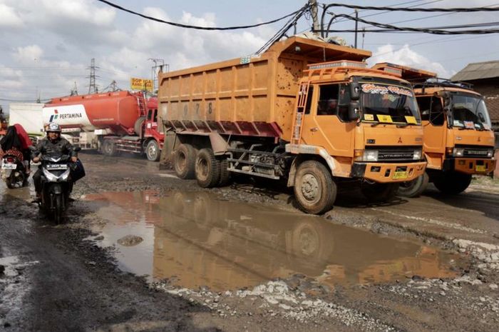 Kondisi di Jalan Raya Parung Panjang menuju Legok, Kabupaten Tangerang, Banten yang jadi jalur truk tambang.