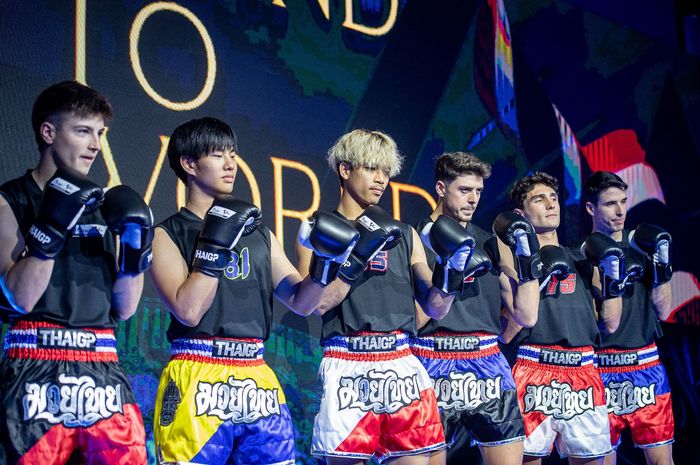 Beberapa pembalap melakukan pertunjukan bela diri Muay Thai jelang MotoGP Thailand 2022