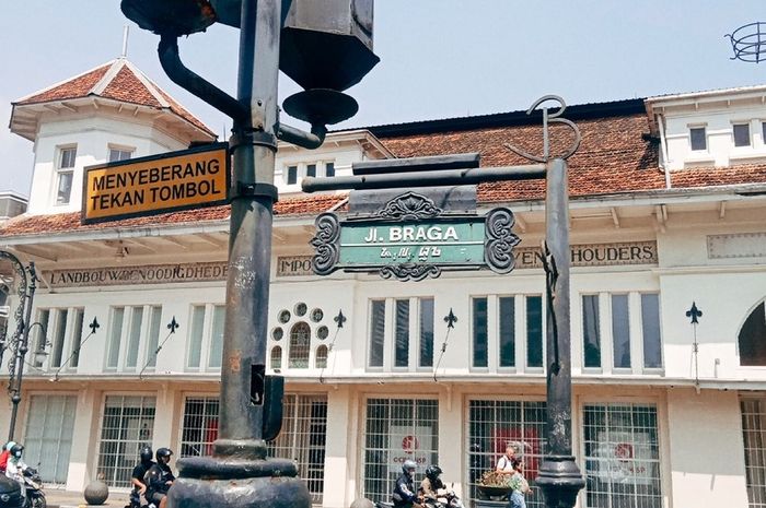 Jalan Braga adalah salah satu destinasi wisata yang wajib dikunjungi ketika bertandang ke kota Bandung.