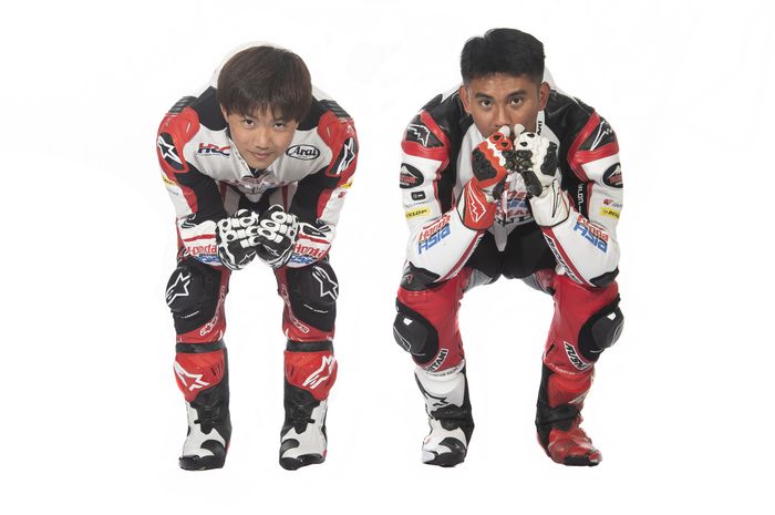 Mario Aji (kanan) dan Taoiyo Furusato dipertahankan Honda Team Asia untuk Moto3 2023 berdasarkan prestasi mereka. 