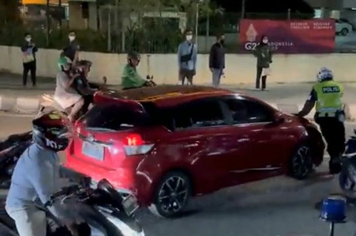 Toyota Yaris merah pelat F diburu polisi, langgar ganjil genap lalu kabur tabrak petugas