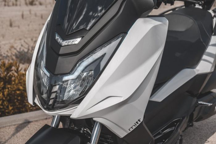 Tampak depan big skutik Mitt 330 GTS, sudah pakai lampu full LED