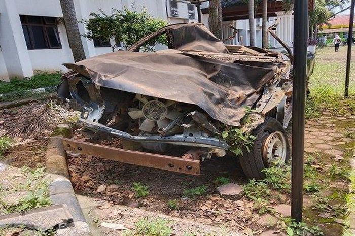 Identik Isuzu Panther yang sudah jadi rongsokan sengaja di pajang menjadi saksi bisu dahsyatnya gempa Padang 30 September 2009 lalu