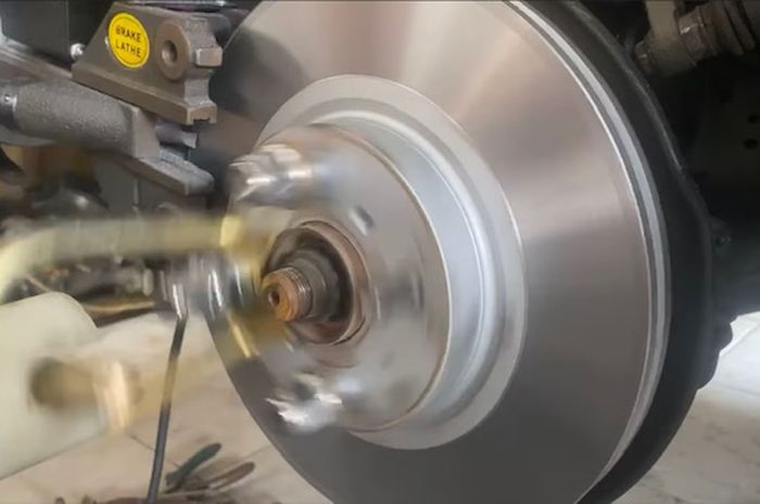 Ilustrasi pembubutan rem cakram langsung di mobil tanpa membuka rem