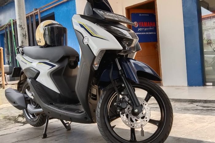 Ilustrasi motor matic di standar tengah