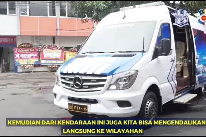 Mobil Komando Korlantas Polri berbasis Mercedes-Benz Sprinter yang bisa memantau gerak-gerik lalu lintas di seluruh Indonesia