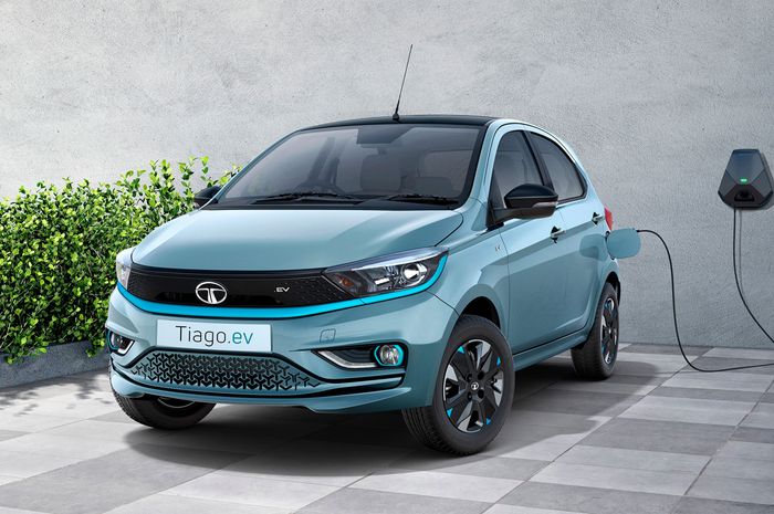 Tata Motors luncurkan mobil listrik Tata Tiago EV sebagai mobil listrik berharga terjangkau.