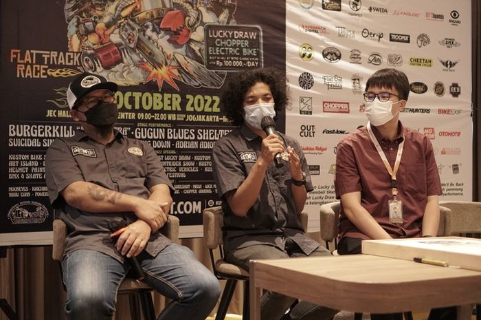 Lulut Wahyudi (paling kiri), 