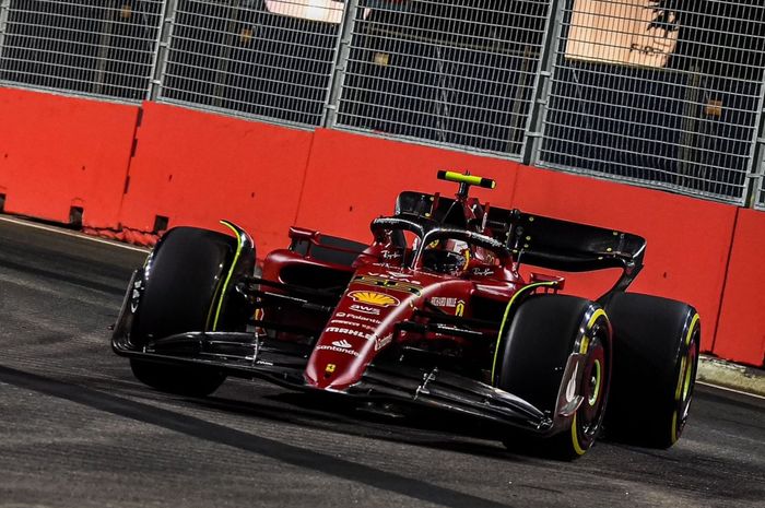 Carlos Sainz persembahkan waktu tercepat di sesi FP2 F1 Singapura 2022 untuk Ferrari, Lewis Hamilton mundur empat posisi.