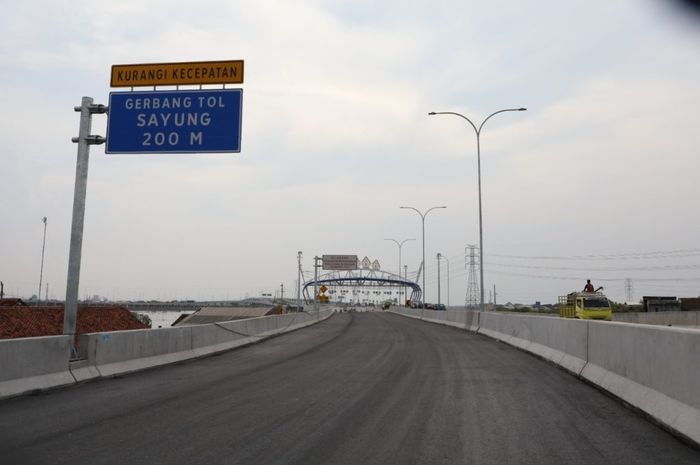 Sejumlah rambu lalu lintas sudah di pasang di Tol Semarang-Demak seksi 2, pengerjaan mencapai 93 persen.