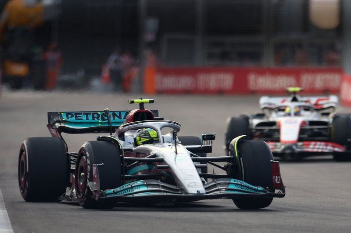 Lewis Hamilton dan tim Mercedes berhasil menguasai FP1 F1 Singapura 2022, balapan F1 pertama di Asia Tenggara setelah 2 tahun.