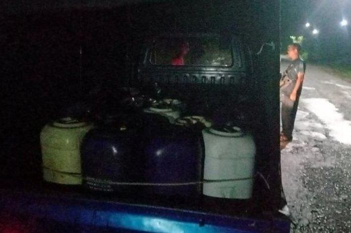 Barang bukti 900 liter Pertalite di bak Mitsubishi Colt T120SS yang diamankan intel Kodim 0715 Kendal, Jawa Tengah
