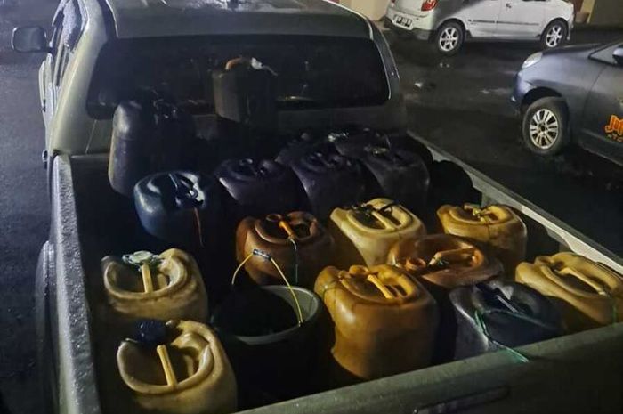 Barang bukti puluhan jeriken isi solar dari hasil kejahatan tukang sapu atau cleaning service SPBU selama 10 tahun