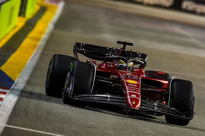 Charles Leclerc kembali mempersembahkan Pole Position untuk Ferrari di sesi kualifikasi F1 Singapura 2022, Max Verstappen terdampar di P8.