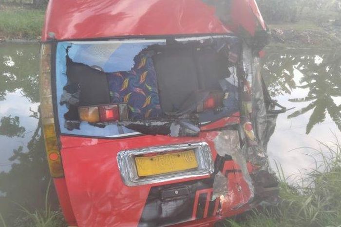 Kondisi Isuzu Elf yang nyemplung ke sungai di Kabupaten Demak usai ditabrak truk tronton dari belakang. 