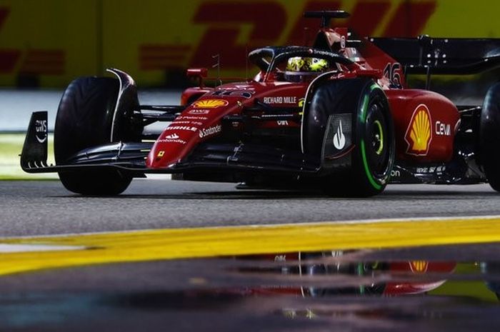Charles Leclerc rebut waktu tercepat di sesi FP3 F1 Singapura 2022 yang diguyur hujan, Max Verstappen diapit dua Ferrari di posisi kedua.