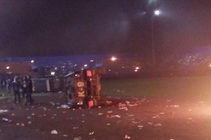 Mobil Dinas K-9 jadi korban di tengah lapangan stadion Kanjuruhan Malang.