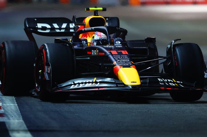 Sergio Perez menang F1 Singapura 2022, ungguli duo Ferrari. Max Verstappen tunda selebrasi gelar juara dunia F1 2022. 