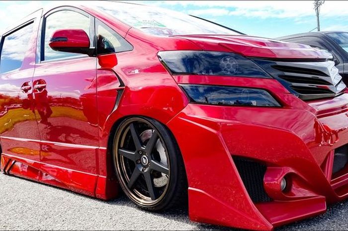 Modifikasi Toyota Vellfire dandan agresif dibalut skema cat merah dan body kit custom