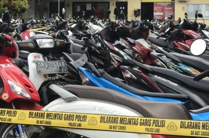 Ratusan motor yang dijaring oleh Polresta Mataram saat operas KRYD di Jalan Udayana Senin (03/10/2022).