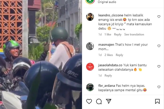 Viral di media sosial video tingkah bule satu ini pas lagi pakai helm. 