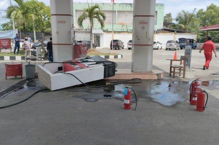 Dispenser Pertalite milik Pom bensin PT Kuala Berkah Gampong Blok Sawah, kota Sigli, Pidie Aceh ambruk setelah diseret Daihatsu Sigra yang maling Pertalite